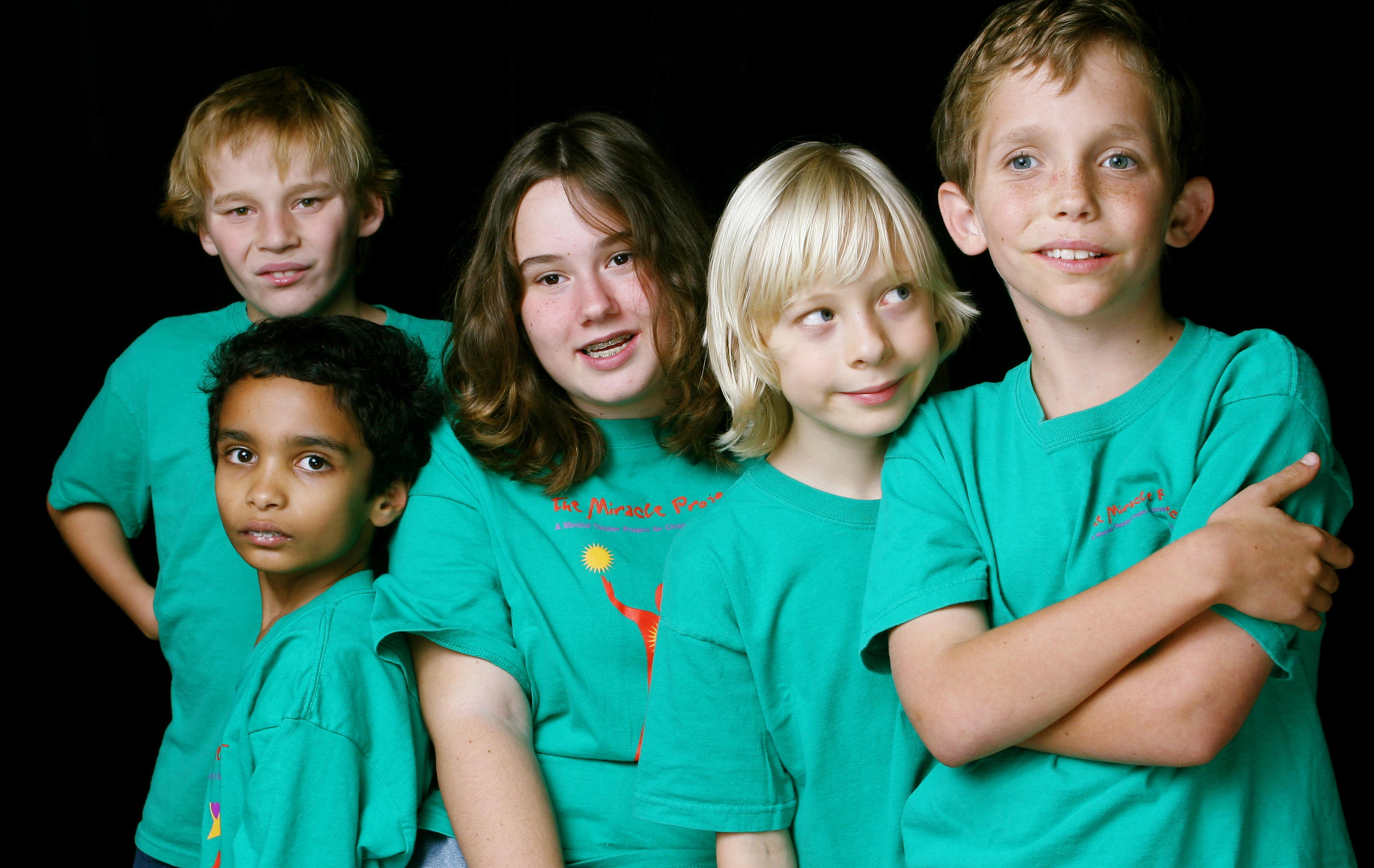 Дети в зеленый футболках