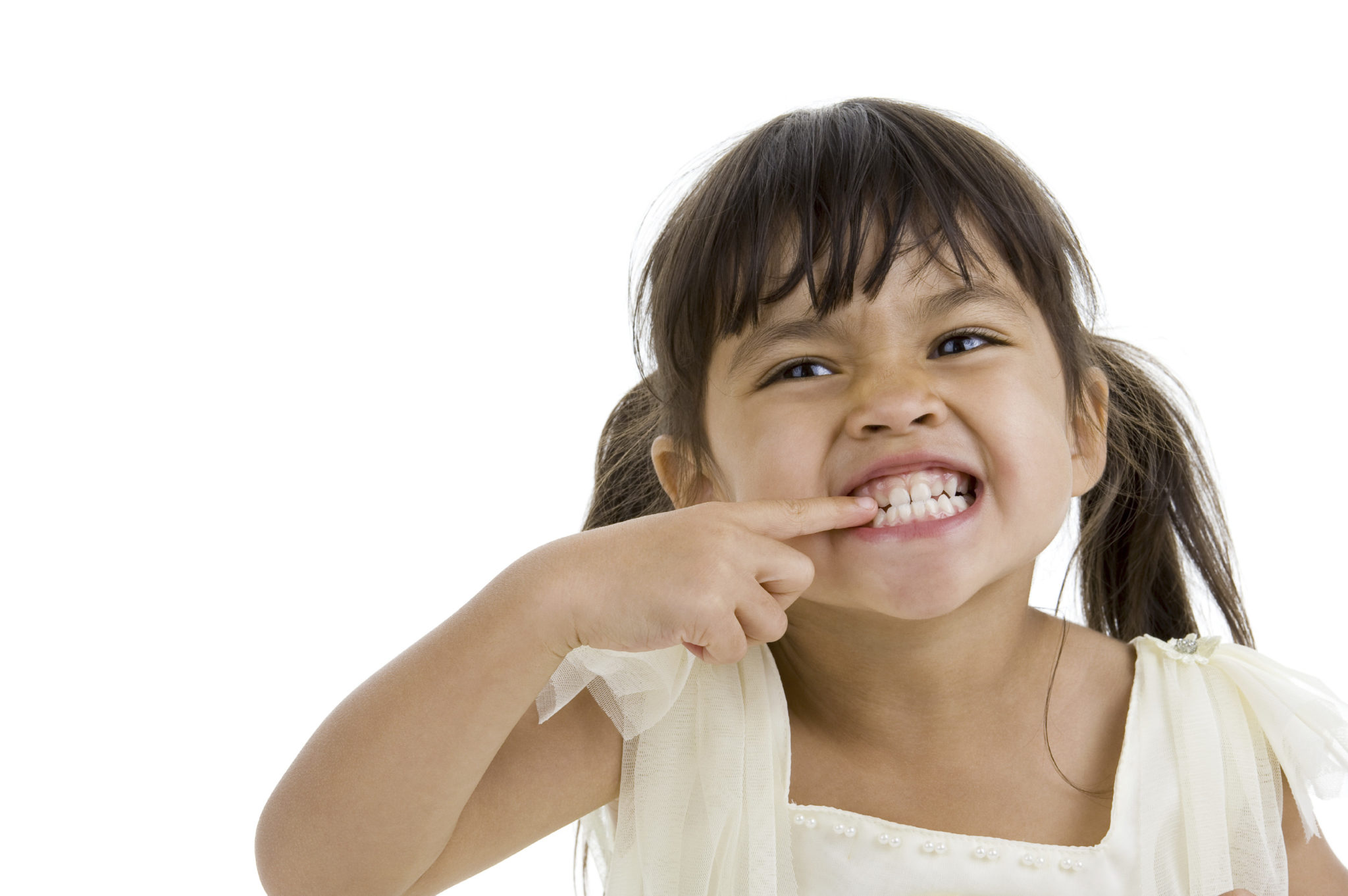 Ребенок с большим ртом. Ребенок показывает зубы. Красивые зубы у детей.