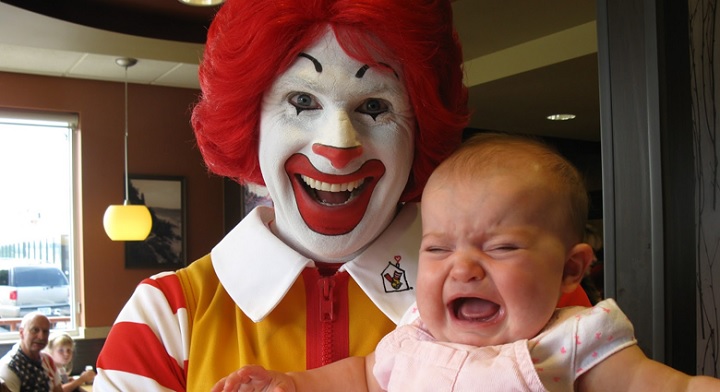 Клоун с ребенком